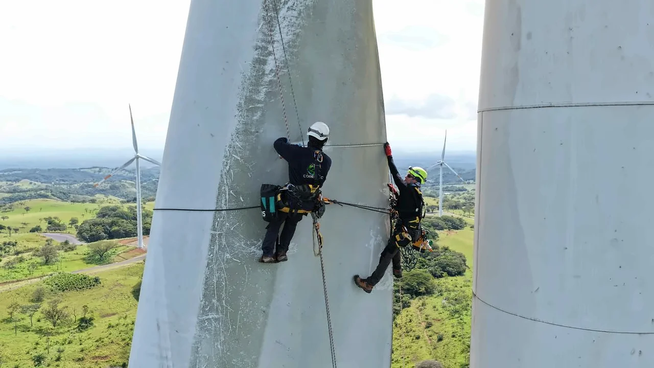Equipo de CORE-TEC trabajando de forma coordinada en un aerogenerador