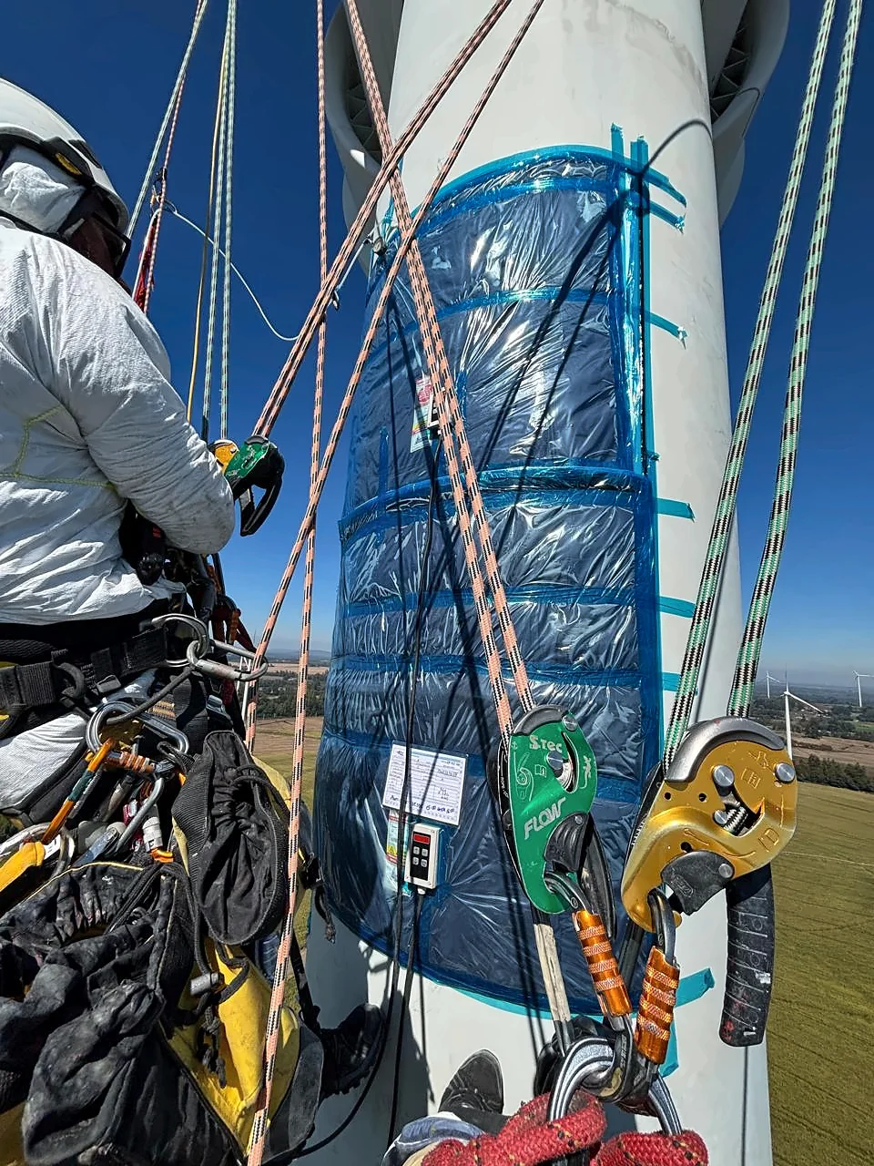 Técnico de CORE-TEC trabajando con equipos de rigging y elevación