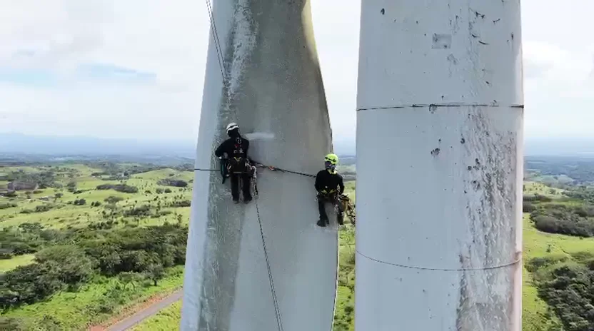 Dos técnicos coordinando una intervención sobre una pala eólica